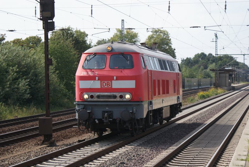 218 102-2 fuhr als Lz am 18.08.2009 in Richtung Seelze.Fotografiert am S-Bahnhof Dedensen/G�mmer.