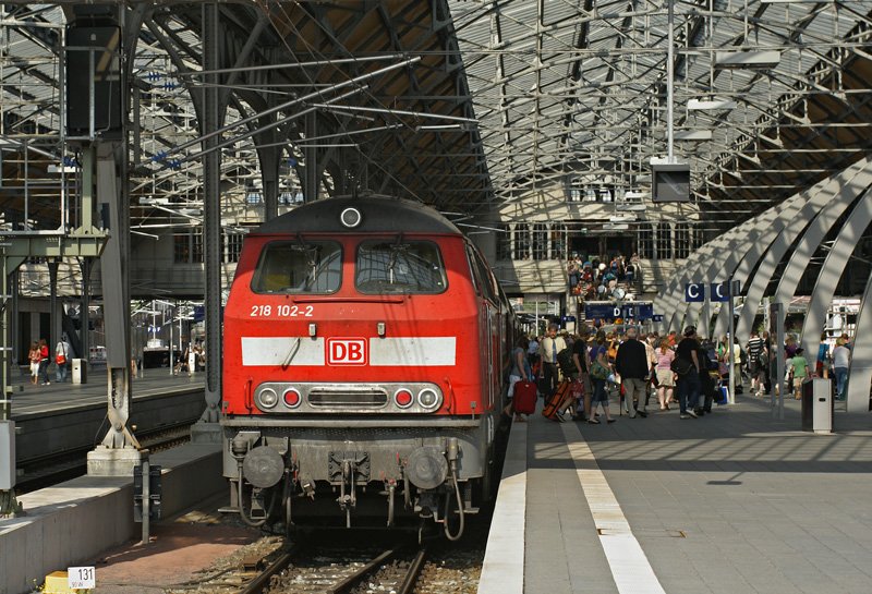 218 102-2 hat am 7.08.2008 mit einem RE aus Hamburg Hbf den Lbecker Hauptbahnhof erreicht.