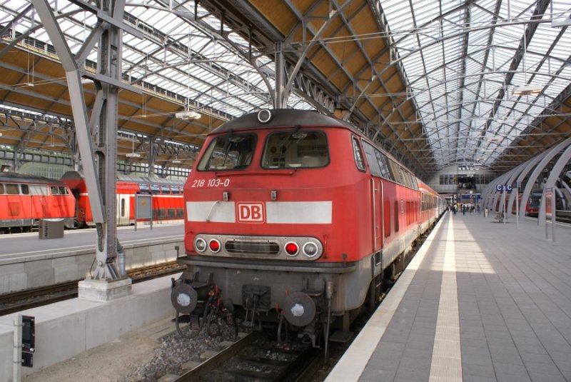 218 103-0 ist am 14.08.2007 gerade mit einem RE aus Hamburg in Lbeck angekommen