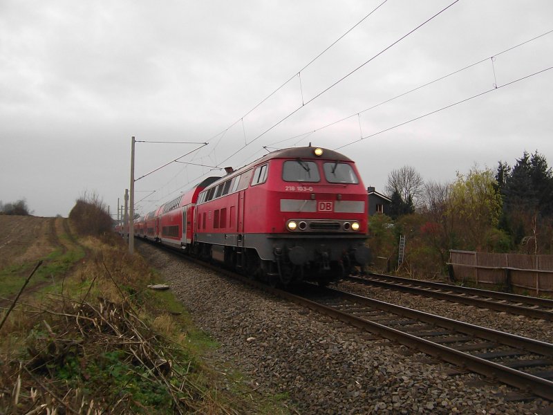218 103-0 beschleunigt am 11.12.08 den RE 21420 Hamburg Hbf - Lbeck Hbf nach kurzem Halt in Reinfeld (Holst.).