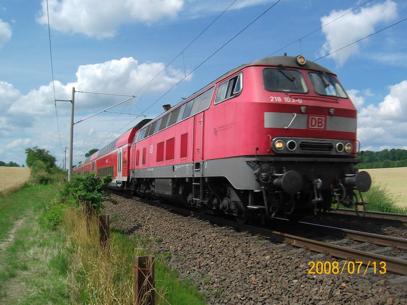 218 103-0 rast mit 140 kmh und dem RE 21416 Richtung Lbeck Hbf dem Bf Reinfeld entgegen der ca. 2 km entfernt ist. 13.07.08.