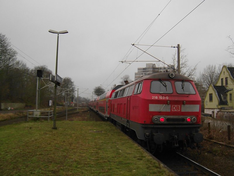 218 103-0 schieben am RE 21413 Lbeck Hbf - Hamburg Hbf am 13.12.08 bei der Ausfahrt aus Reinfeld (Holst.).