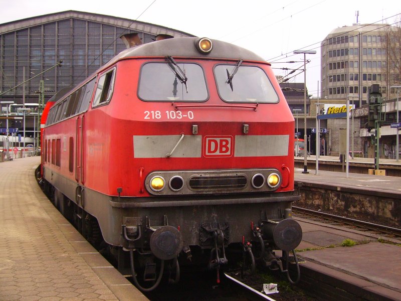 218 103-0 wartet mit dem RE nach Lbeck in Hamburg auf die Abfahrt. 28.03.08