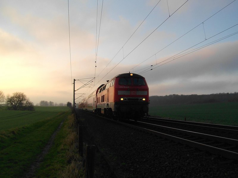 218 103-0 zieht am 12.12.08 den RE 21568 Hamburg - Lbeck bei Reinfeld (Holst.) seinem Ziel entgegen.
