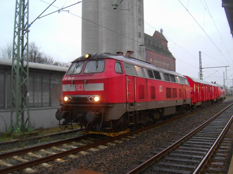 218 104-6 steht am 6.12.08 mit einem Hilfswagen und 218 117-0 in Bad Oldesloe auf dem Gz. �berholgleis und wartet die �berholung von DGS 43144 ab. Da 218 104-6 einen Achslagerschaden erlitten hat, f�hrt die erste Achse am ersten Drehgestell auf einem Hilfsdrehgestell. Ziel der Fahrt war warscheinlich das BW in AL.