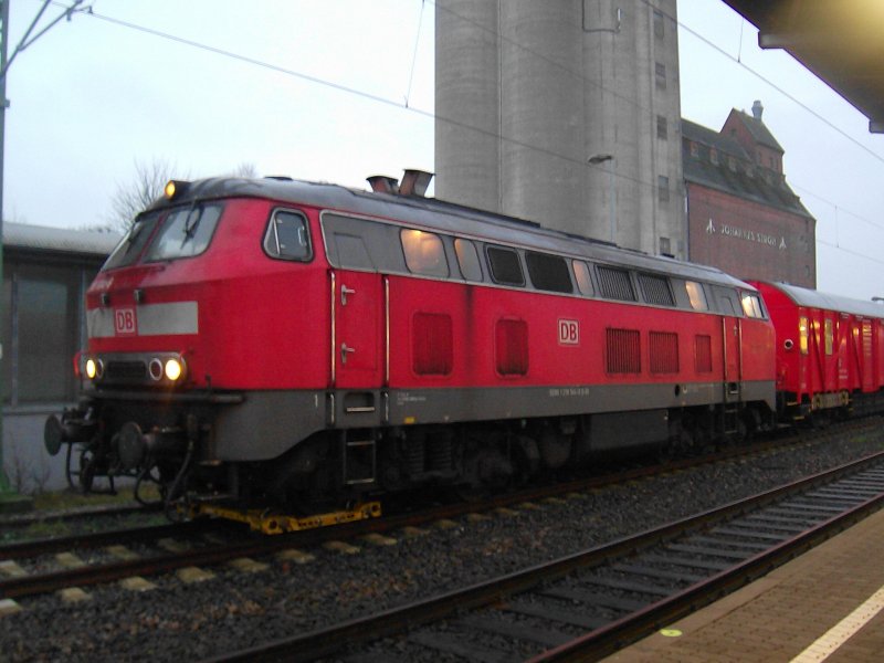 218 104-8 steht am 6.12.08 mit einem Achslagerschaden am ersten Rad auf einem Hilfsdrehgestell in Bad Oldesloe und wartet die �berholung von DGS 43144 aus Verona ab.