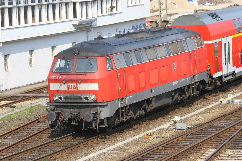 218 104 Grossaufnahme bei der Ausfahrt aus dem Lbecker Hbf. 04/2007