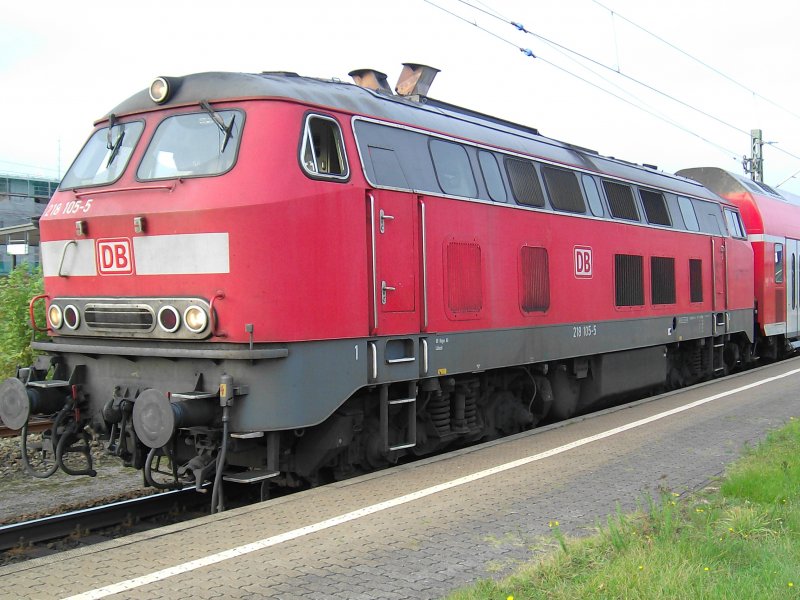 218 105-5 steht mit einem RE in Bad Oldesloe und wartet auf die Abfahrt nach Hamburg Hbf.