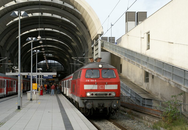 218 105-5 wartete am 28.09.2008 im Kieler Hauptbahnhof auf die Abfahrt als RE nach Bad Kleinen.