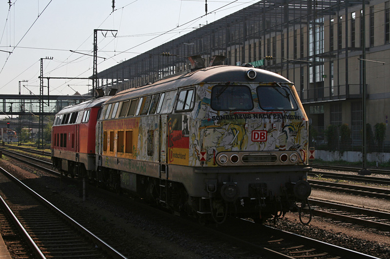 218 105 berfhrte heute 218 212  Sonderzug nach Pankow  von Aschaffenburg nach Mhldorf, hier in Regensburg.