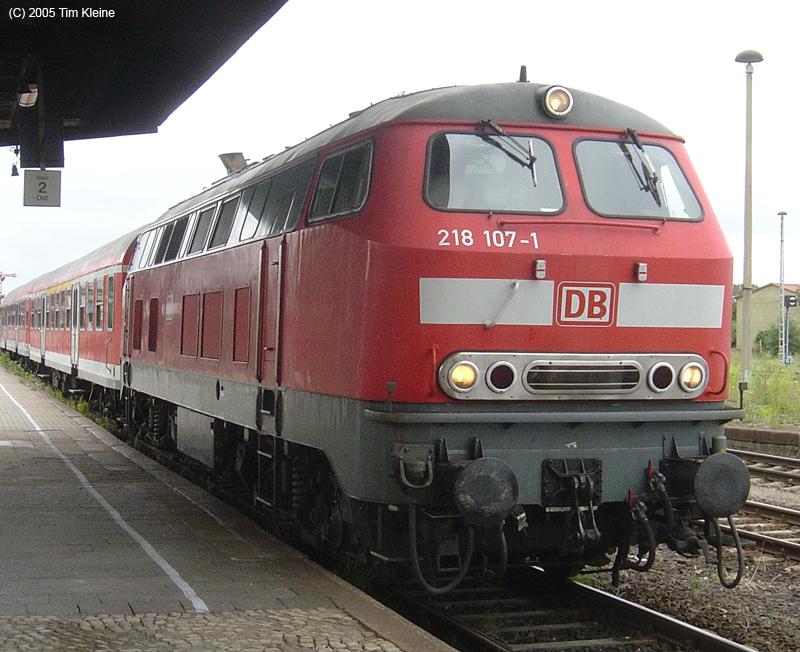 218 107 steht am 22.07.2005 mit ihrer RB aus Magdeburg in Halberstadt.