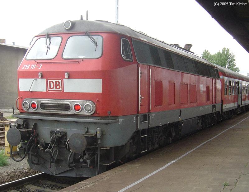 218 111 steht am 22.07.2005 mit ihrer RB aus Blankenburg(Harz) in Halberstadt.
