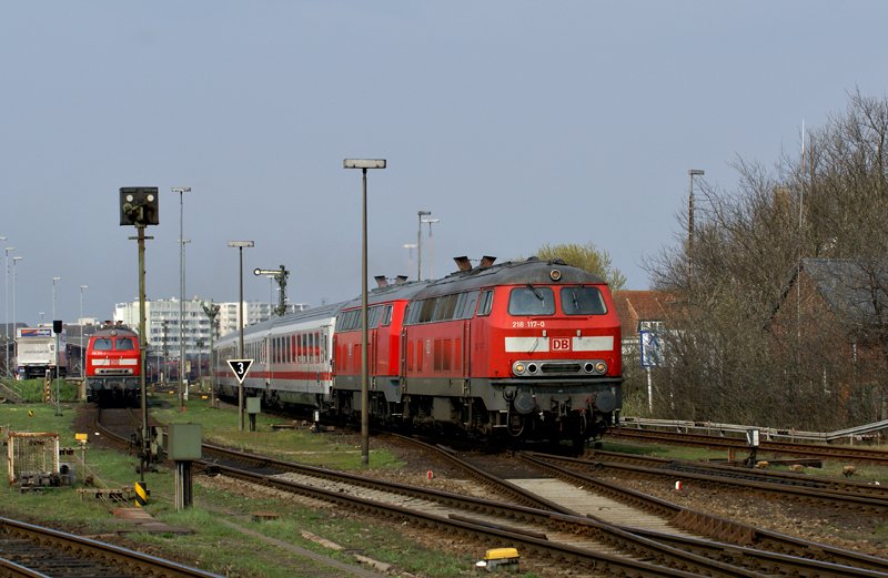 218 117-0 und 218 374-2 fahren am 16.04.2009 mit einem IC Richtung Hamburg aus dem Bahnhof von Westerland aus.