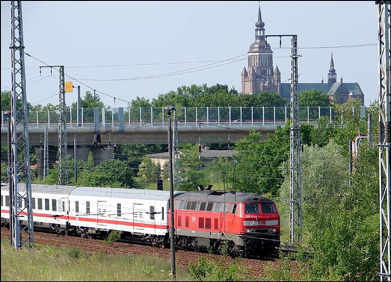218 117-0 mit IC1961 unterwegs nach Heringsdorf.  (Stralsund am 24.06.06)
