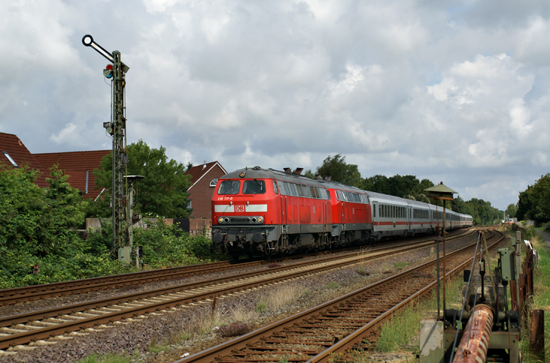 218 117-0 und eine Schwesterlokomotive am 28.07.2009 mit einem IC Richtung Sden in Heide.