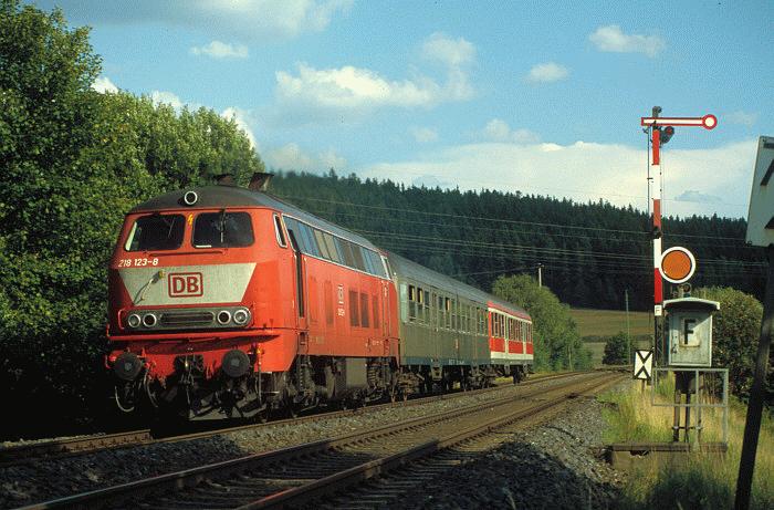 218 123-8 am 17.08.2000 bei Kirchenlamitz Ost (KBS 855)
