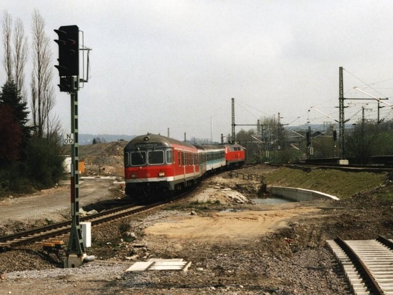 218 131-1 mit RB 72889 (RB 49 Niederbergische Bahn) zwischen Wuppertal und Essen auf Bahnhof Wuppertal Wohwinkel am 21-4-2001. Bild und scan: Date Jan de Vries. 