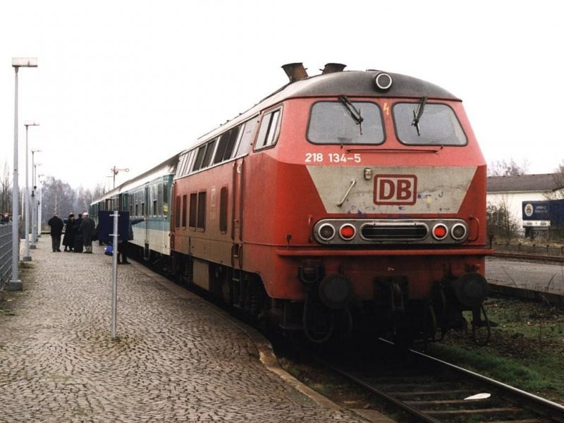 218 134-5 mit RE 10219 (RE 14 Der Borkener) zwischen Borken und Langenberg auf Bahnhof Borken am 6-2-2000. Bild und scan: Date Jan de Vries. 