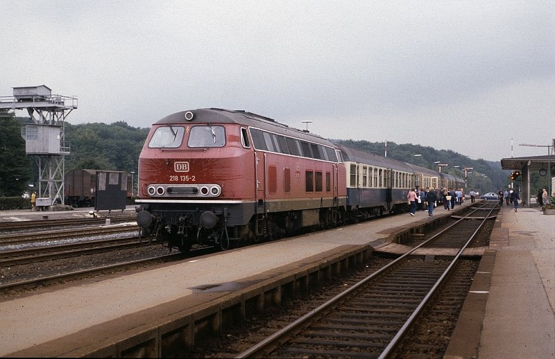 218 135-2 mit einem Eilzug Richtung Bestwig im Bahnhof Neheim-Hsten, Aufnahme aus dem Jahr 1981. (Diascan)