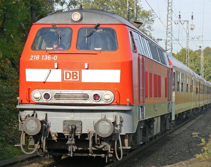 218 136-0 auf Gleis 1 einfahrend in Kln West am 23.10.2009