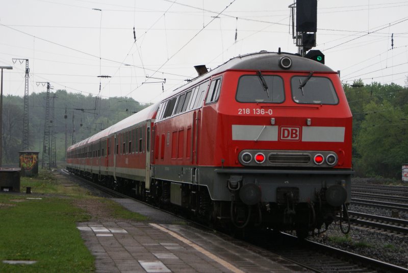 218 136-0 mit dem RE 12 nach Kln Hbf bei der Abfahrt in Kln West am 17.04.2009