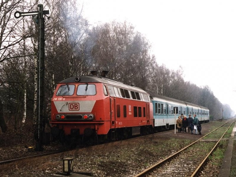 218 136-0 mit RE 10220 Langenberg-Borken auf Bahnhof Deuten am 5-2-2000. Bild und scan: Date Jan de Vries.