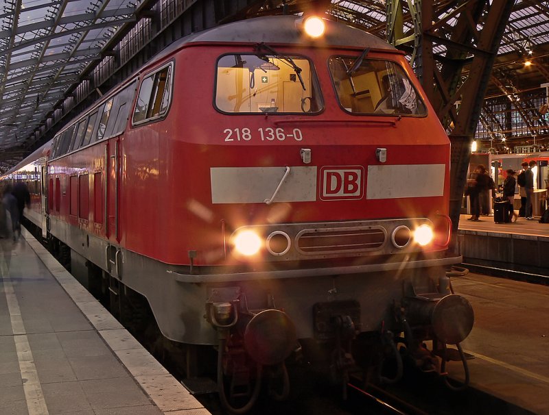 218 136-0,aufgenommen am 26.10.2009 in Kln Hbf, Gleis 8 um 17:24 Uhr. Noch ein paar Informationen zur 218 136-0, es ist die erste bei Henschel gebaute BR 218 (Fabr.Nr. 31538), ihr Heimat ist das BW Trier, die Abnahme fand am 29.07.1971 statt und sie ist nun mit dem optimierten MTU TB11a V12 mit 2800PS ausgestattet (vorher TB10 mit 2500 PS). 

