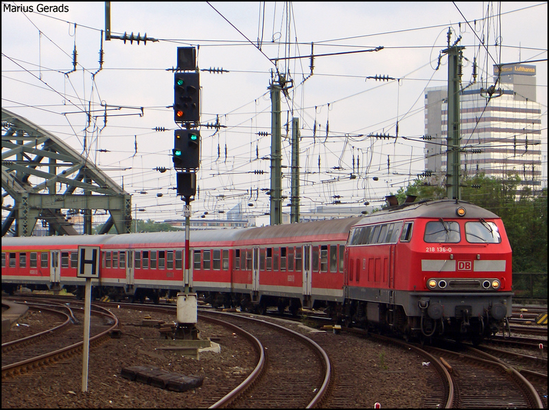 218 136 mit dem RE12085 nach Trier bei der Einfahrt in Kln Hbf 28.6.2009