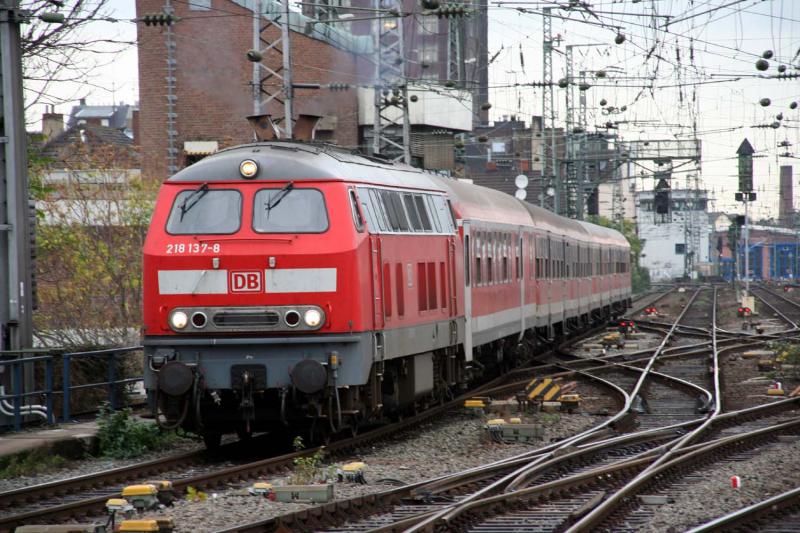 218 137-8 am 4-11-2005 bei der Einfahrt in Kln Hbf