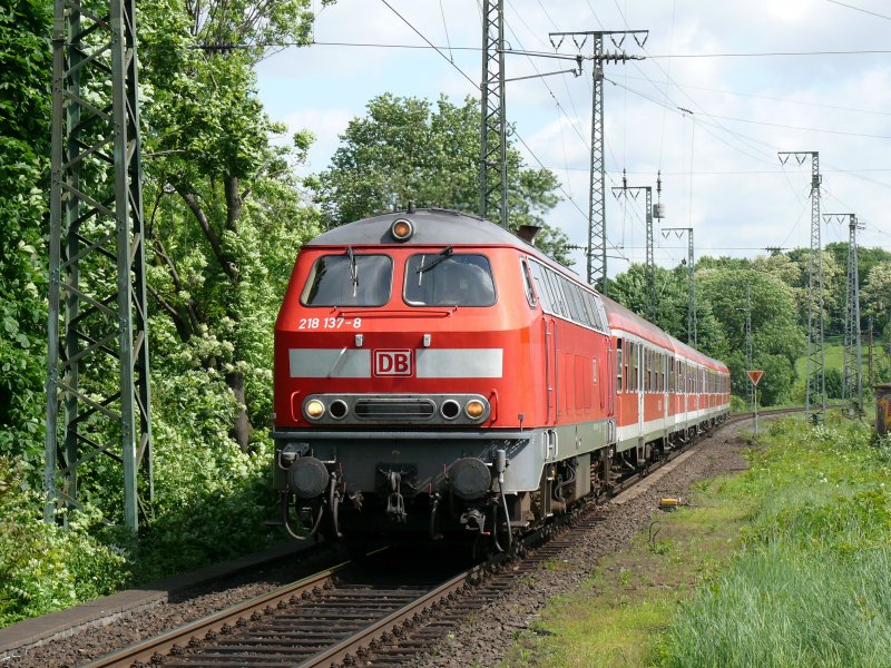 218 137-8 mit dem RE12081 Kln-Trier fhrt in Kln-West ein. Aufgenommen am 16/05/2009.