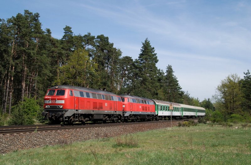 218 138 und 218 387 mit RE 454 bei Neunkirchen am Sand (21.04.2007)