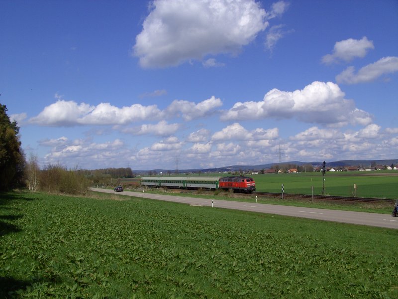 218 138 mit dem RE 453  Karel Capek  von Nrnberg nach Furth i. Wald (-Prag) am 20.04.2008 in der Nhe von Irrenlohe. Im Hintergrund ist die Ortschaft Schwarzenfeld zu sehen