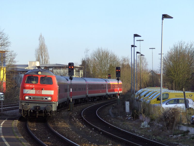 218 141 mit dem  Prager  (Re 452  Jan Hus ) bei der Einfahrt in Amberg (10.03.2008)