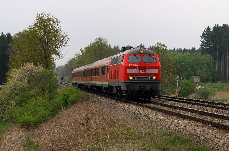 218 141 mit RE 32606 vor Epfenhausen (28.04.2009)