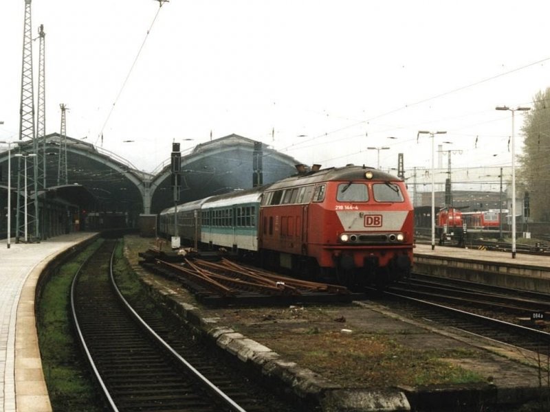 218 144-4 mit RE 12057 (RE 17 Sauerland-Express) zwischen Hagen und Warburg auf Hagen Hauptbahnhof am 21-4-2001. Bild und scan: Date Jan de Vries. 