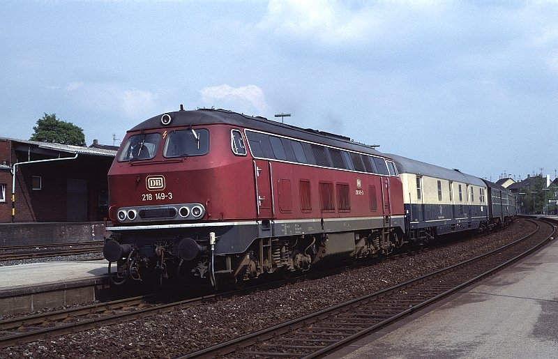 218 149-3 im Bahnhof Frndenberg mit einem Eilzug nach Hagen Hbf, Aufnahme aus dem Jahr 1982. (Diascan) 