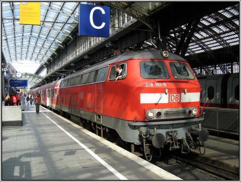 218 151 steht am 16.09.2007 abfahrbereit in Kln Hbf.