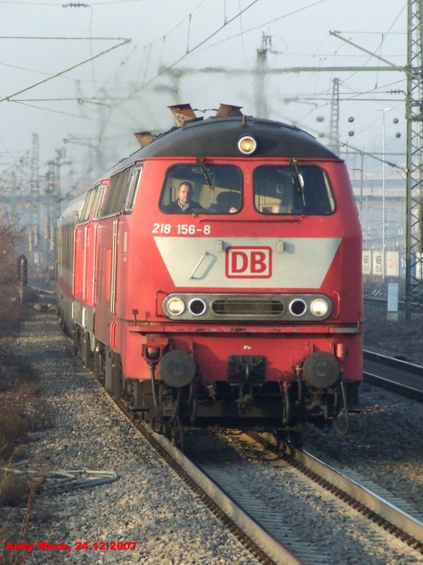 218 156-8 in noch neuroter Lackierung zieht den frhabendlichen InterCity nach Oberstdorf durch Untertrkheim. (24.12.2007)
