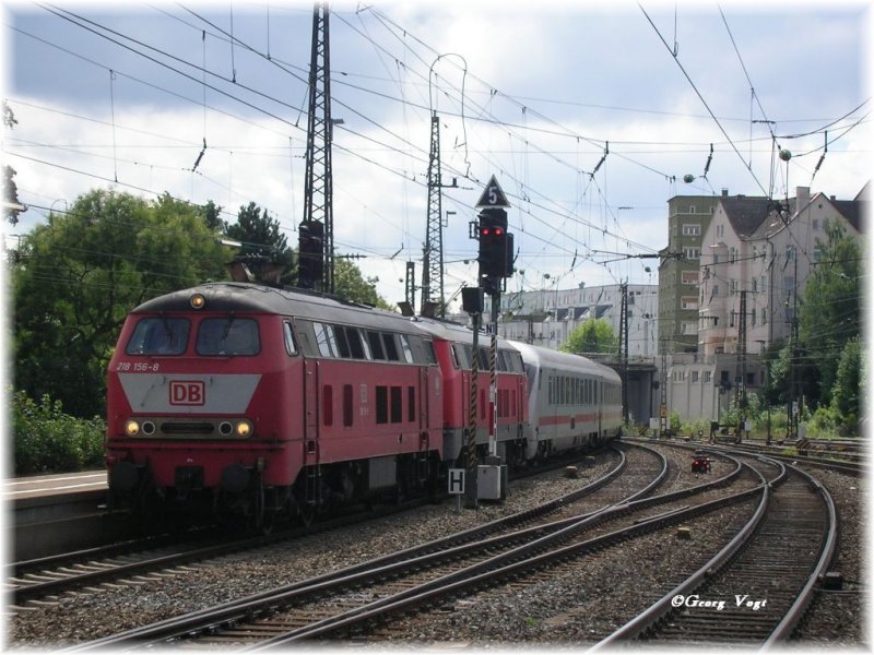 218 156 erreicht mit einer Schwesterlok und IC 2012 am Haken den Ulmer Hauptbahnhof. 22.08.07