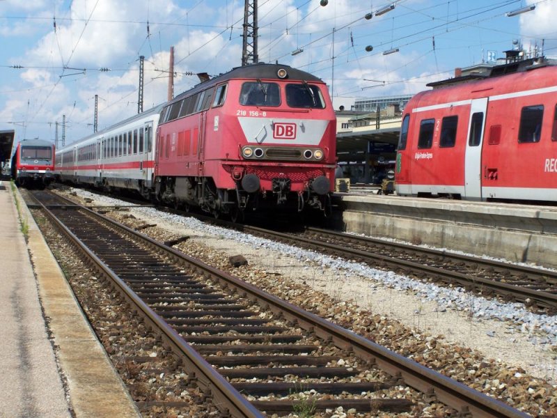 218 156 (orientrot) zieht am 26.08.2007 den IC 2085 aus Augsburg Hbf in Richtung Oberstdorf 