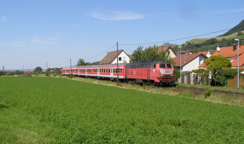 218 156 war am 01.08.07 auf der Teckbahn unterwegs. In wenigen Sekunden hat sie den Haltepunkt Brucken erreicht. Danach gehts weiter nach Oberlenningen.