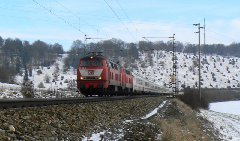 218 156 und eine weitere fuhren am 4. Januar 2008 mit IC 2012 nach Stuttgart (hier auf der fotogenen Kurve zwischen Urspring und Lohnsee, KBS 750). Der 4. Januar war ein sehr kalter Tag...