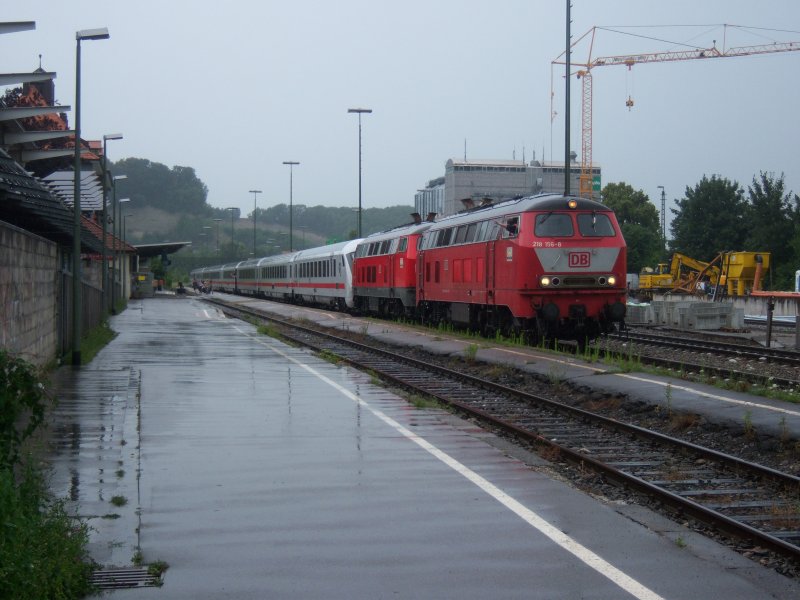 218 156 und eine weitere Ulmer 218 stehen mit dem IC 119 Mnster-Innsbruck am 6.7.2008 bei strmendem Regen in Biberach/Riss.