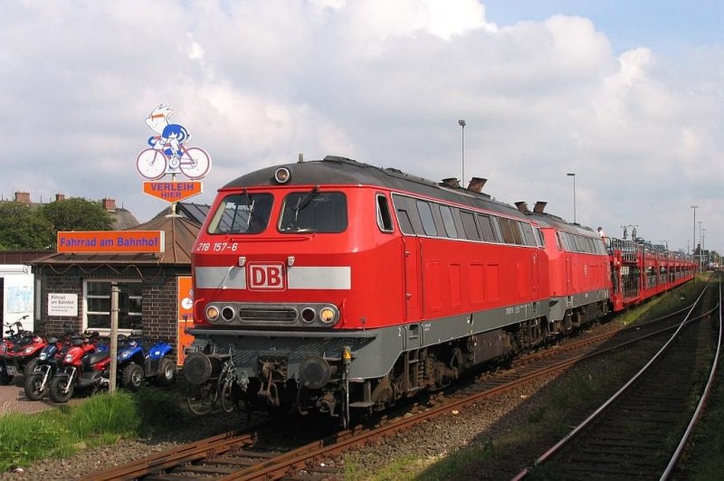 218 157-6 and 218 184-0 mit Autozug Niebll-Westerland (Sylt) auf Bahnhof Westerland (Sylt) am 23-6-2007.