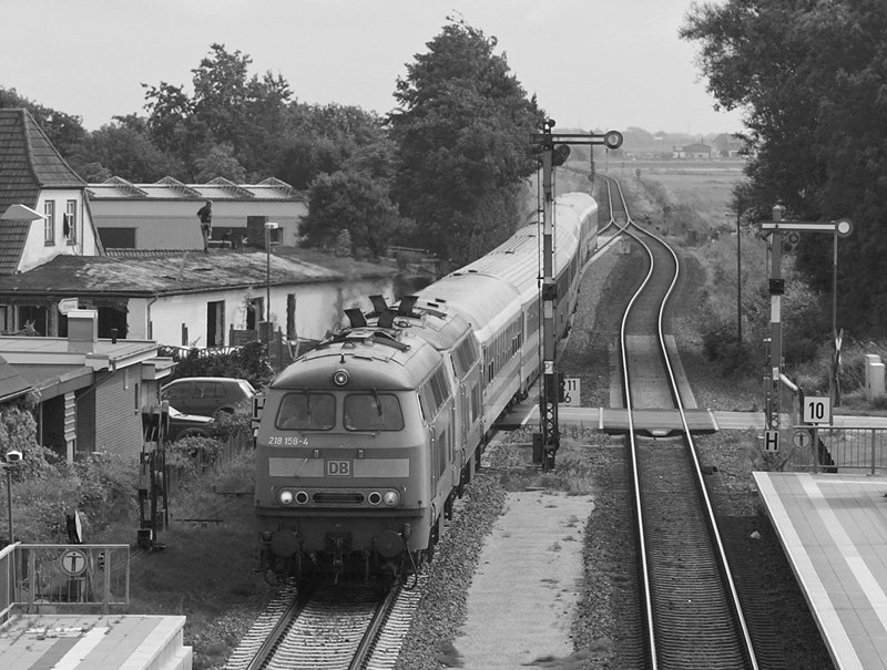 218 158-4 und eine weitere 218 passieren am 26.08.2008 mit einem RE nach Westerland die sdlichen ASig´s von Klanxbll.