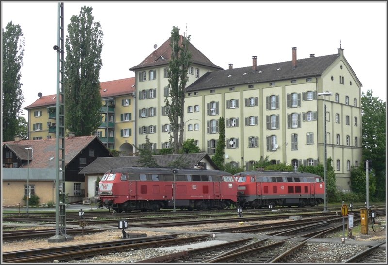 218 161-8 und 218 156-8 auf dem Weg zum Abstellplatz in Lindau Hbf. (26.05.2008)