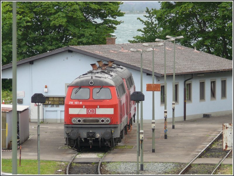 218 161-8 und 218 156-8 haben einen IC nach Innsbruck nach Lindau Hbf gebracht und verbringen jetzt den Rest des Tages auf dem Abstellplatz unweit des Bodenseeufers. (26.05.2008)