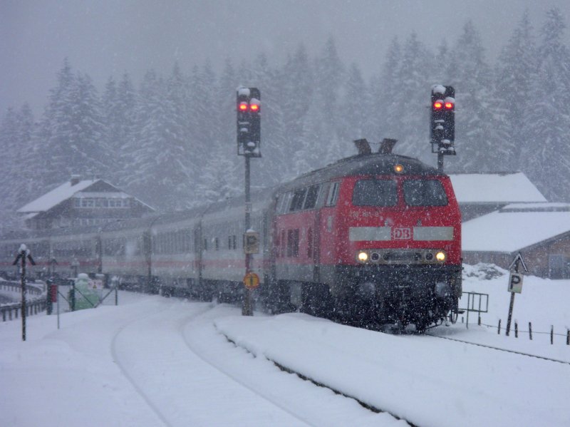 218 161-8 zieht einen IC am 08.02.2009 durch Langenwang in Richtung Oberstdorf bei heftigem Schneefall.