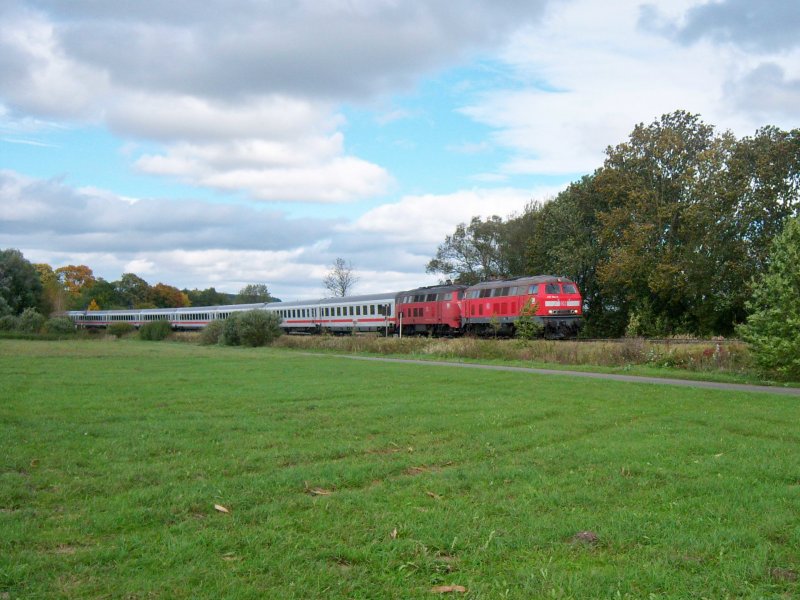 218 161 und die orientrote 218 156 fahren mit dem IC 119 im Schlepptau am 2. Oktober 2008 durch das Rital bei Ummendorf