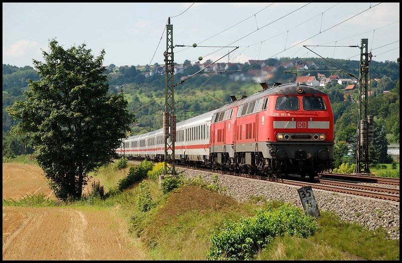 218 161 und eine Schwestermaschine sind mit einem InterCity nach Oberstdorf unterwegs. Aufgenommen im August 2008 bei Uhingen.